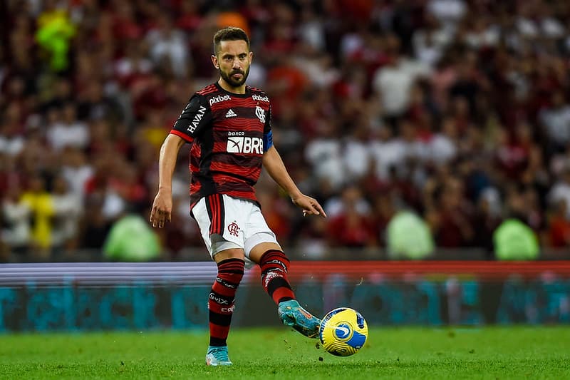 Éverton Ribeiro contra o São Paulo; jogador está na mira do Corinthians, situação médica de Pedro, Recopa e as últimas notícias do Flamengo
