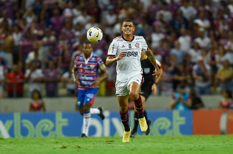 Matheusão na partida contra o Fortaleza. Jogador do Flamengo atingiu velocidade de 37,8km/h