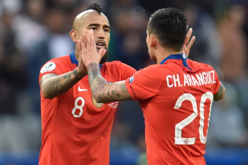 Aranguiz cumprimenta Arturo Vidal em jogo válido da Seleção do Chile pela Copa América de 2019