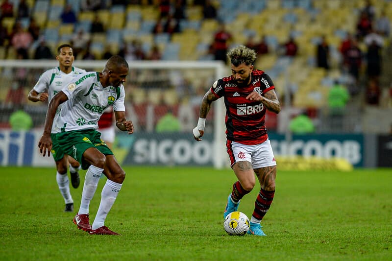 Flamengo e Cuiabá: Gabigol driblando o marcador