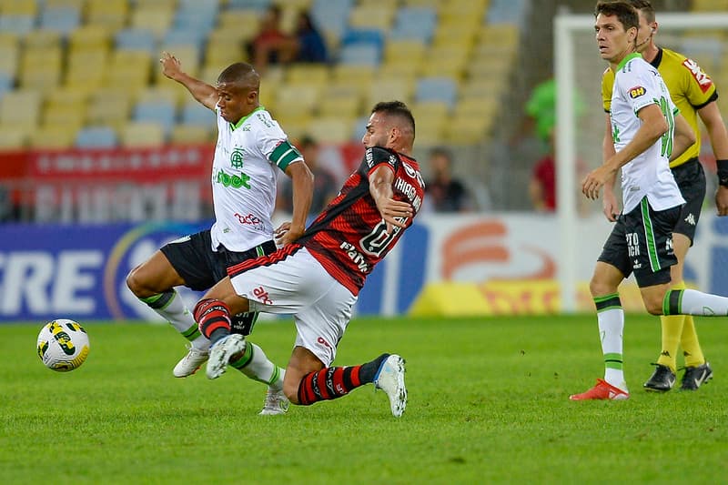 No primeiro turno, o Flamengo venceu o América-MG por 3 gols a zero