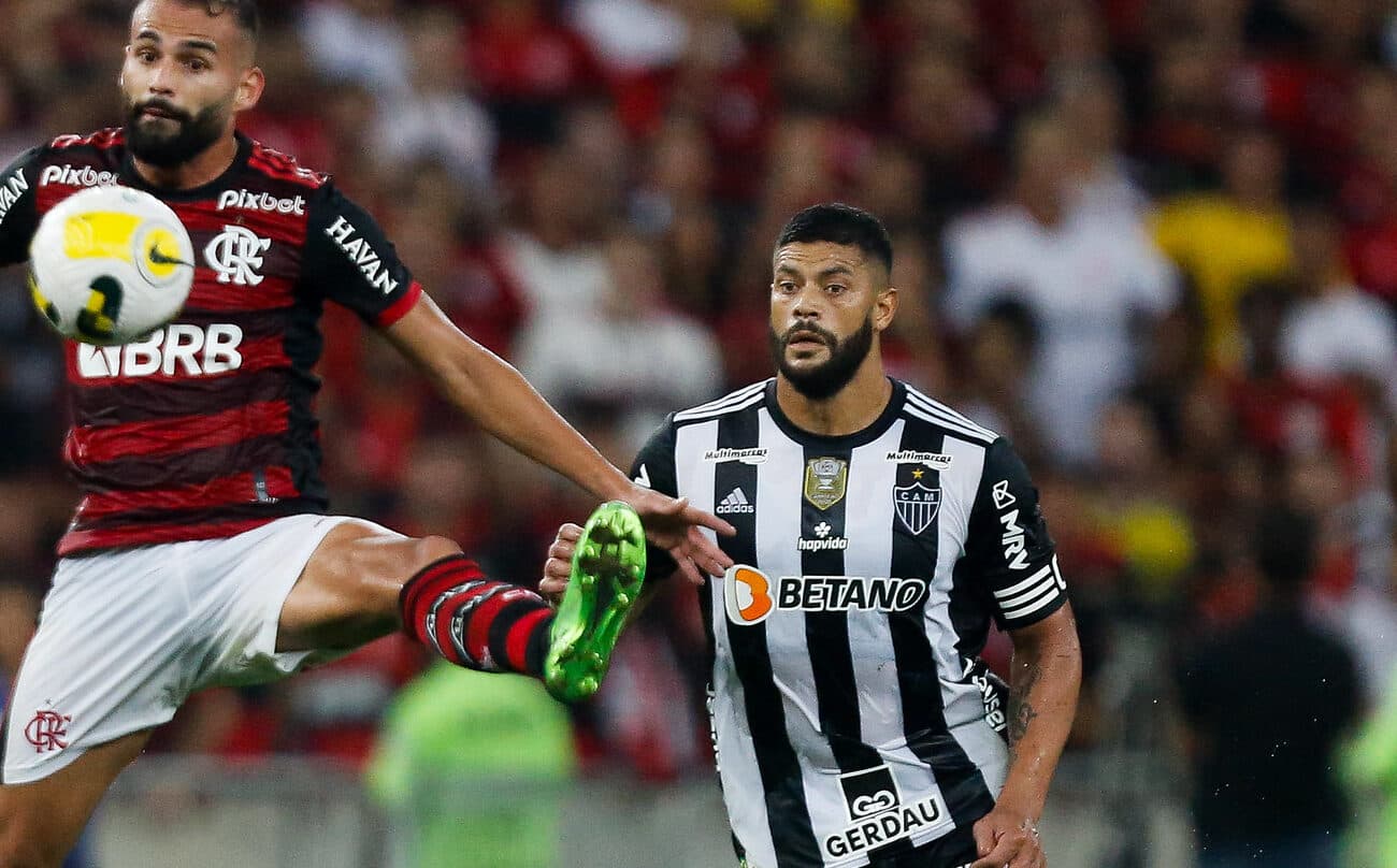 Hulk enfrentando o Flamengo no Maracanã