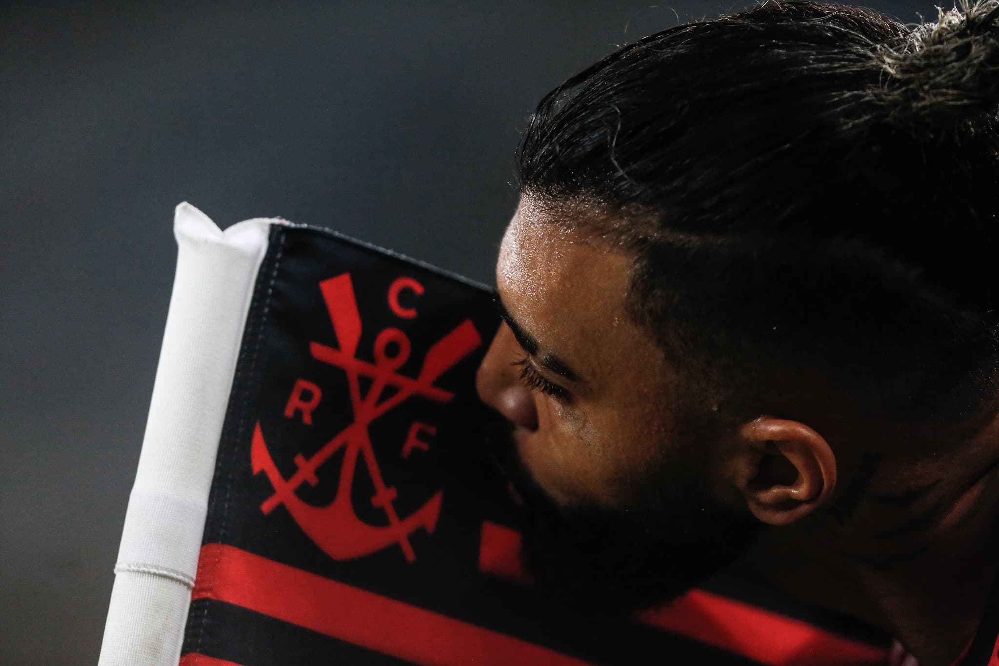 Gabigol beijando a bandeirinha