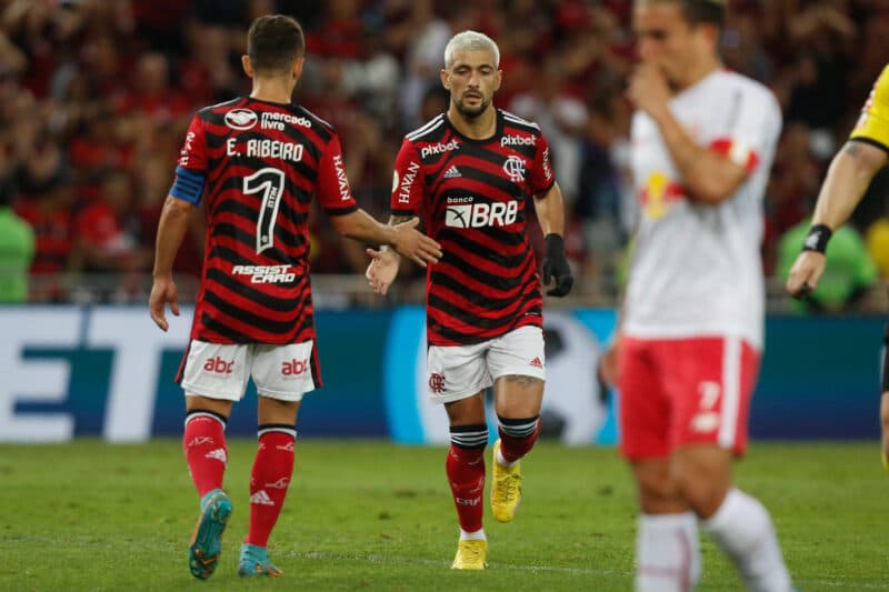Éverton Ribeiro e Arrascaeta em jogo do Flamengo; jogadores devem perde jogos pelo Brasileirão e Copa do Brasil