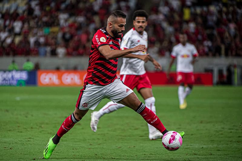 Thiago Maia com a camisa do Flamengo em jogo contra o Red Bull Bragantino