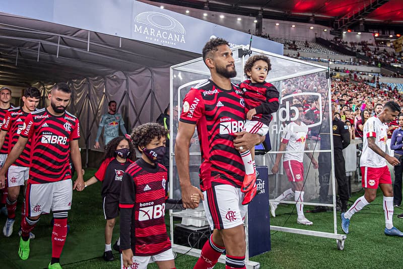 Pablo na entrada do Flamengo ao gramado do Maracanã