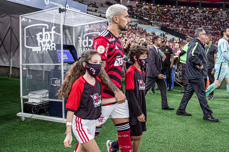 Arrascaeta na entrada do Flamengo em campo