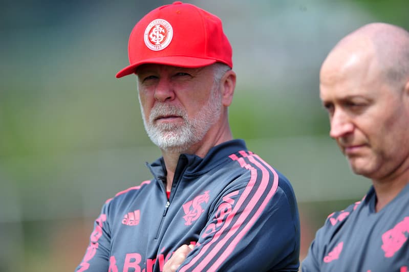 Mano Menezes deve escalar Inter com novidade no meio contra o Flamengo
