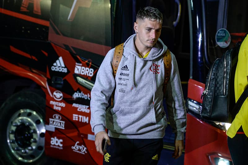 Varela chegando ao Maracanã pelo Flamengo
