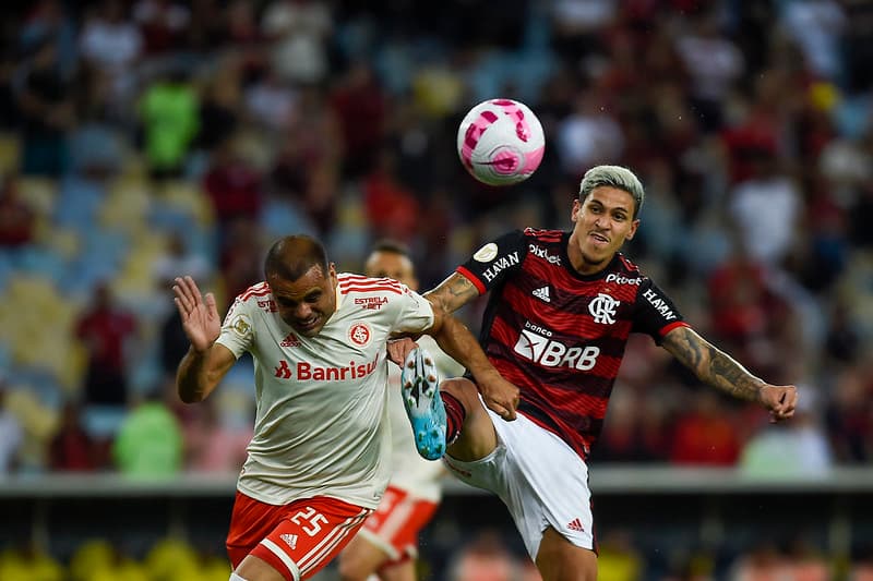 Flamengo x Internacional: Pedro disputa lance no Maracanã