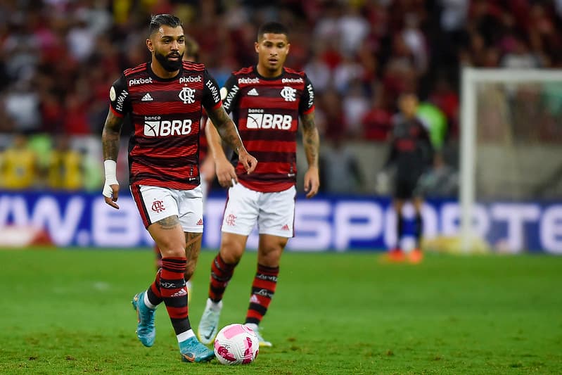 Gabigol e João Gomes em campo pelo Flamengo