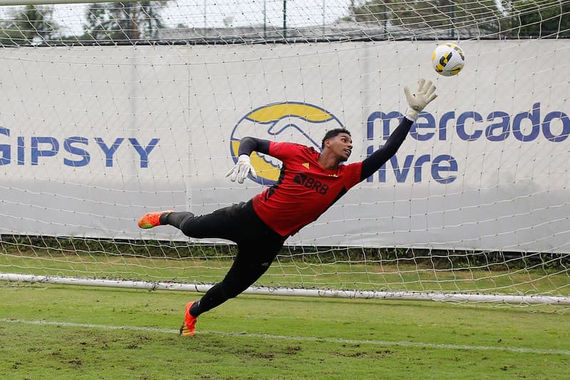 Hugo Souza em treino do Flamengo