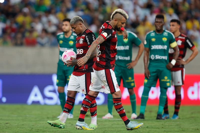 Marinho pega bola para bater pênalti contra o Cuiabá.