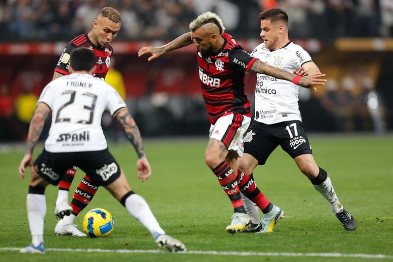 Vidal em Flamengo e Corinthians