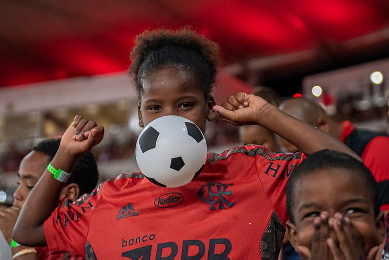 Crianças se divertem no Maracanã vendo Flamengo x Atlético-MG