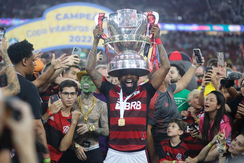 Rodinei levanta troféu da Copa do Brasil pelo Flamengo