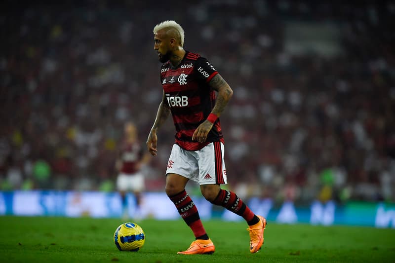 Rômulo, do Cruzeiro, fez vários elogios a Vidal, do Flamengo