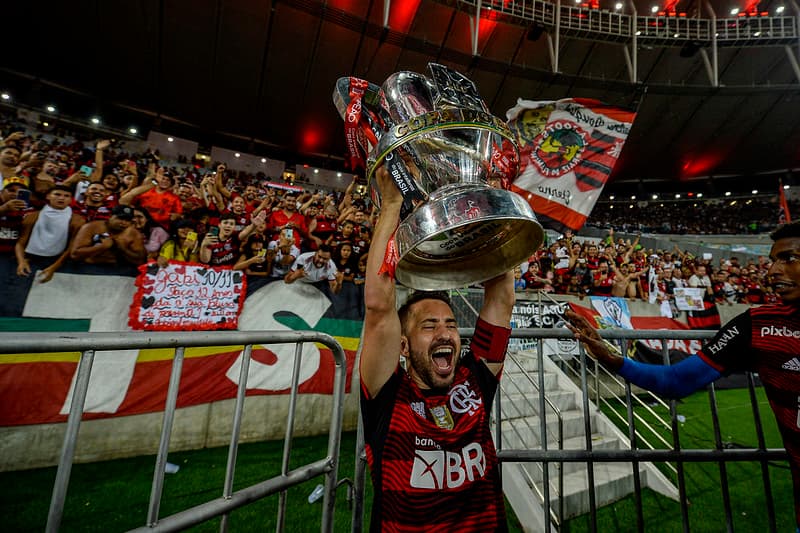 Everton Ribeiro com a taça de campeão da Copa do Brasil doFlamengo