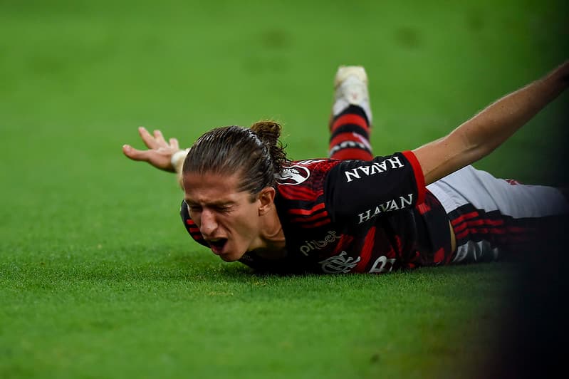 Filipe Luís no gramado após o título do Flamengo