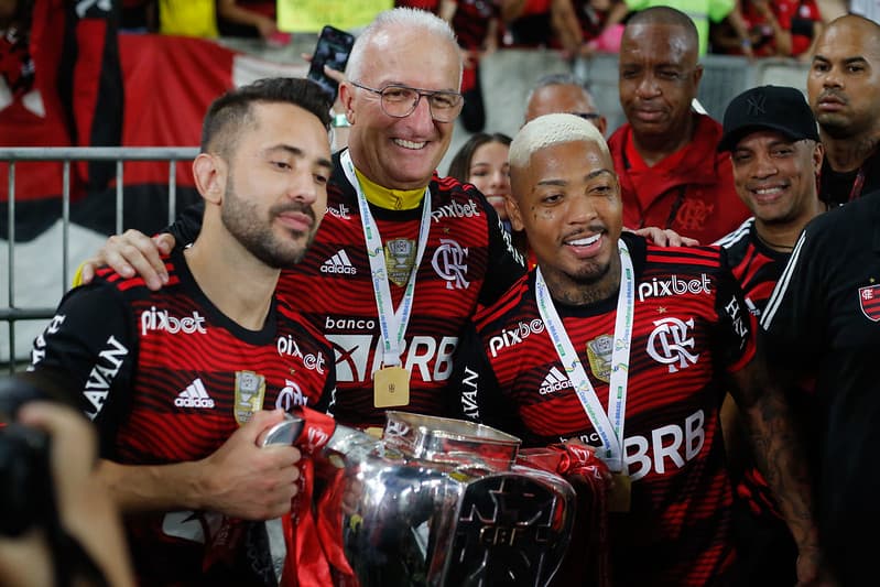 Everton Ribeiro, Marinho e Dorival Júnior posando com a taça de campeão do Flamengo