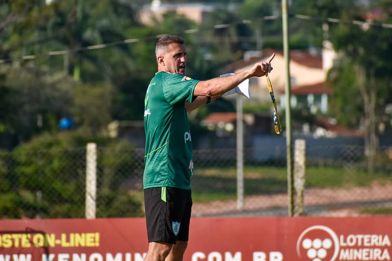Vagner Mancini em treino do América-MG