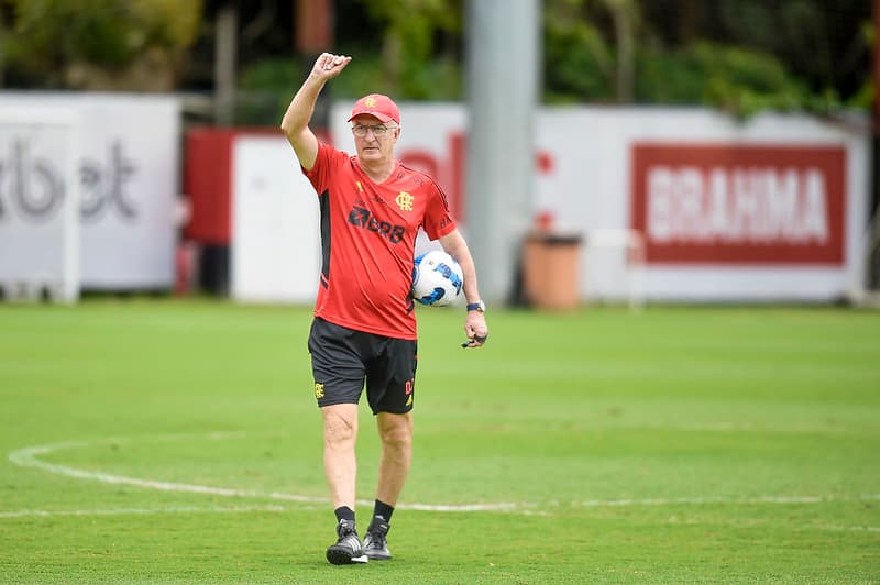 Dorival Júnior comandando treino do Flamengo