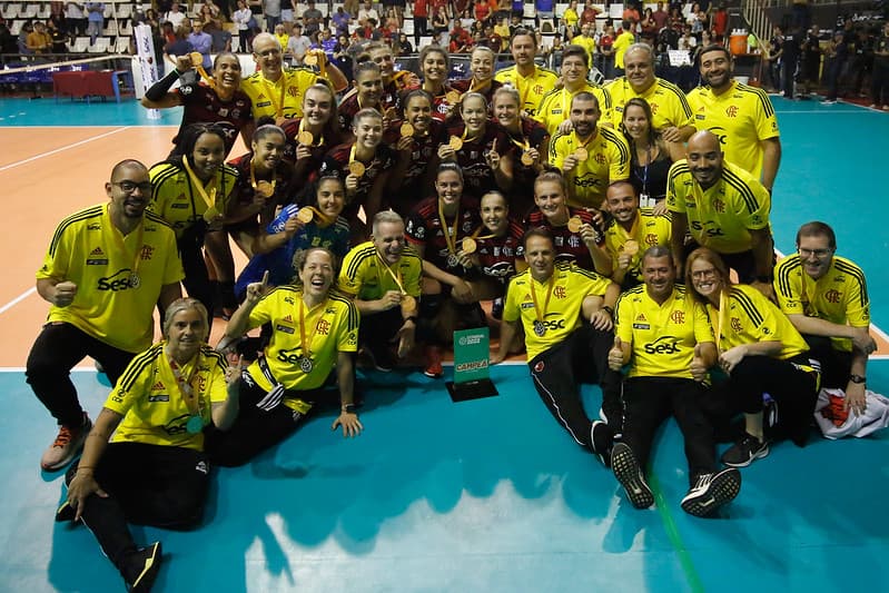 Equipe do Flamengo e comissão técnicas unidos para comemorar ao título.