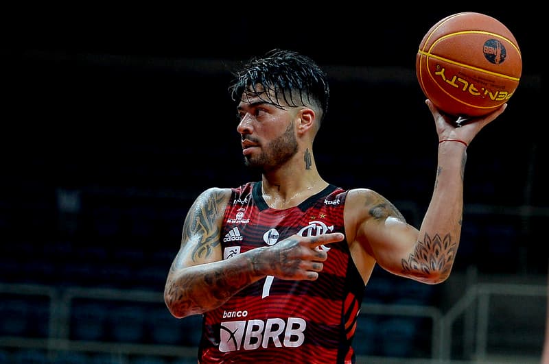 Aguirre em jogo do Flamengo no NBB; time perdeu para Franca na última rodada da fase regular do NBB