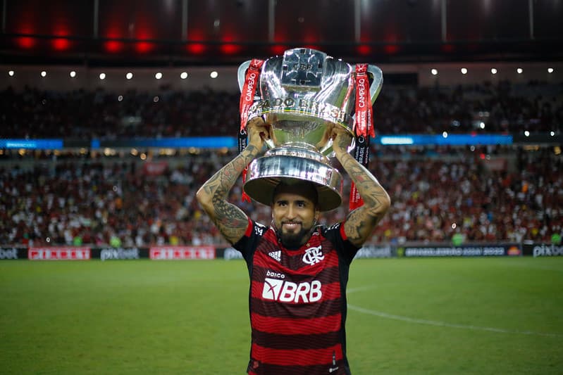 Arturo Vidal com troféu da Copa do Brasil pelo Flamengo