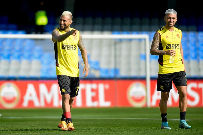 Arrascaeta e Vidal em treino do Flamengo antes da Libertadores