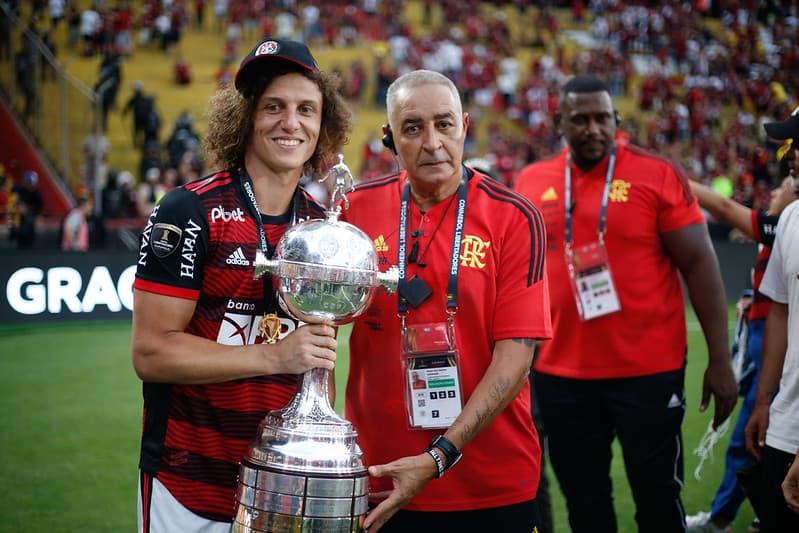 David Luiz com a taça da libertadores