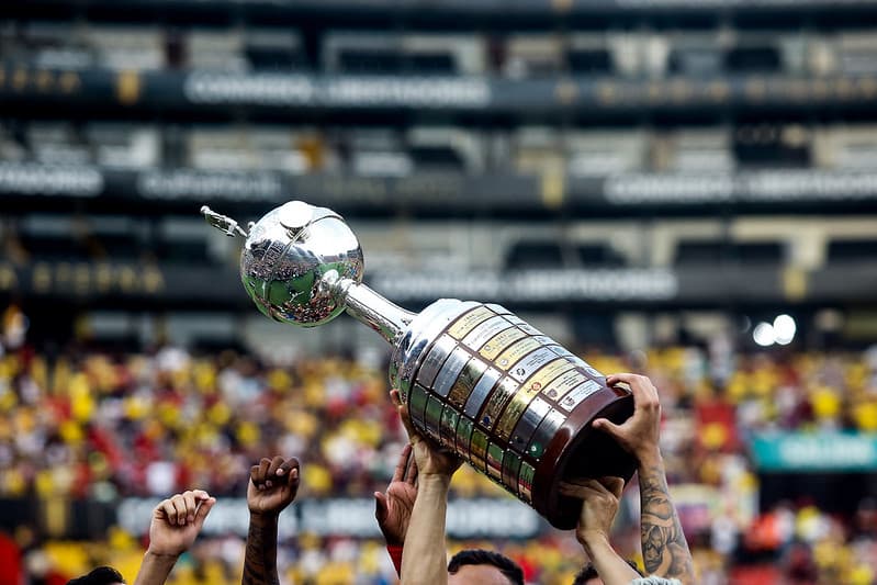 Taça da Conmebol Libertadores conquistada pelo Flamengo; premiação da edição 2023 será maior que 2022