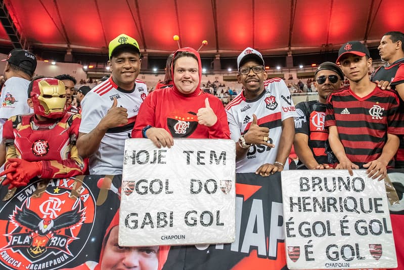 Chapolin com a placa "Hoje tem gol do Gabigol"