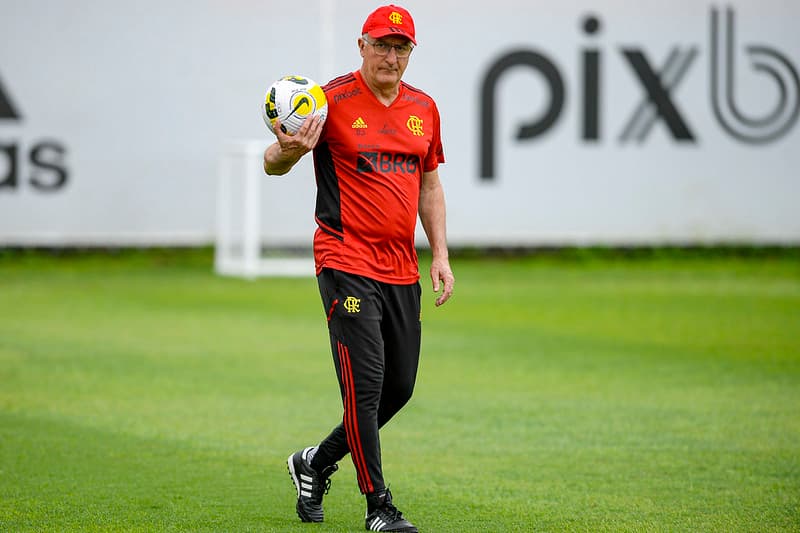 Dorival Júnior no treino do Flamengo; analista aponta três pontos fracos do time