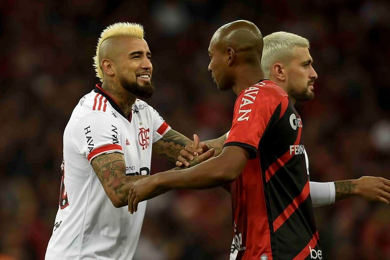 Vidal cumprimenta Fernandinho em Flamengo x Athletico-PR; Flamengo leva vantagem no confronto estre as equipes