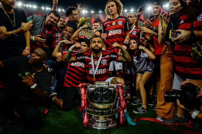 Gabigol com taça da Copa do Brasil; Geração liderada pelo atacante se aproxima de recorde histórico pelo Flamengo