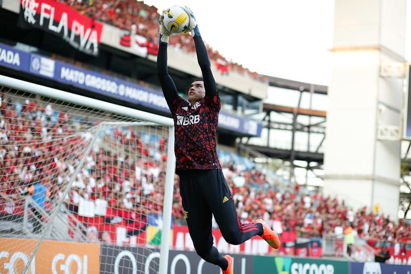 Goleiro Santos encaixando a bola durante aquecimento