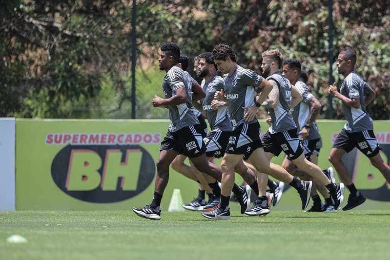 Jogadores Atlético-MG em treino; Guga e Ademir deram declarações do que esperam da partida contra o Flamengo