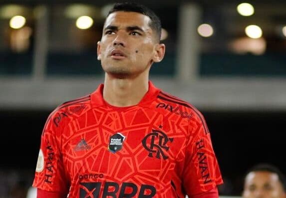 Goleiro Santos pelo Flamengo; goleiro admitiu desejo de estar na Copa do Mundo com o Brasil