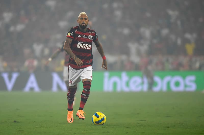 Vidal em campo pelo Flamengo; chileno está com lesão na perna direita