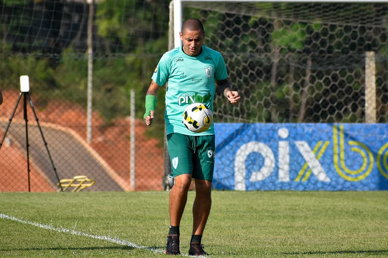 Wellington Paulista jogador do América-MG; atacante e zagueiro Éder projetam duelo contra o Flamengo