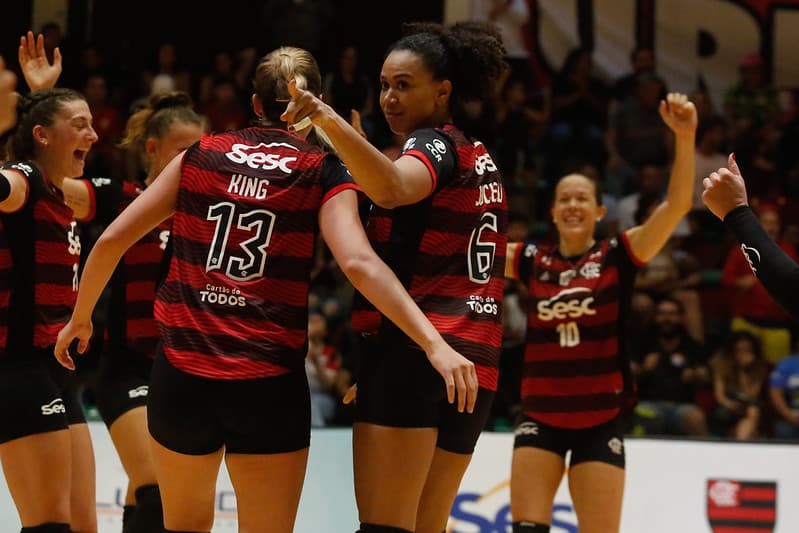 Flamengo atropela Bauru e ultrapassa Fluminense na tabela da Superliga