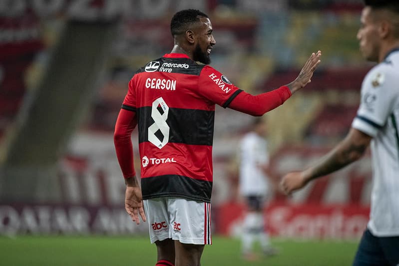 Gerson com a camisa do Flamengo no Maracanã