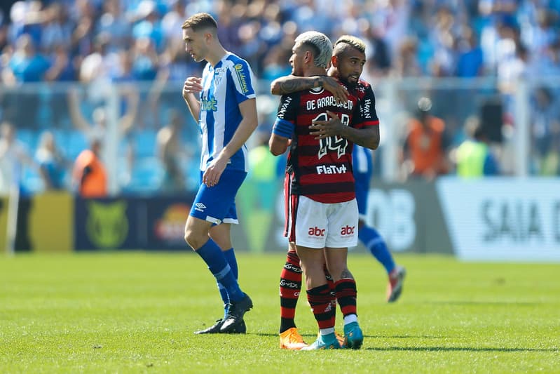 Arrascaeta e Vidal comemorando vitória do Flamengo contra o Avaí