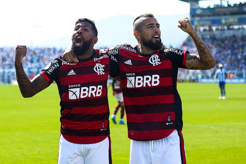 Rodinei e Arturo Vidal em vitória do Flamengo contra o Avaí