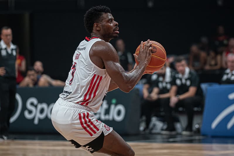 Gui Deodato em quadra com a camisa do Flamengo