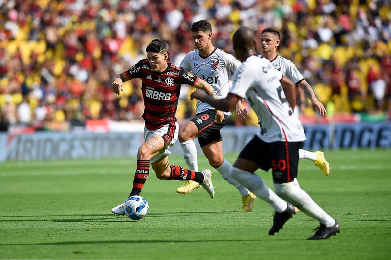 Ayrton Lucas na final da Libertadores.