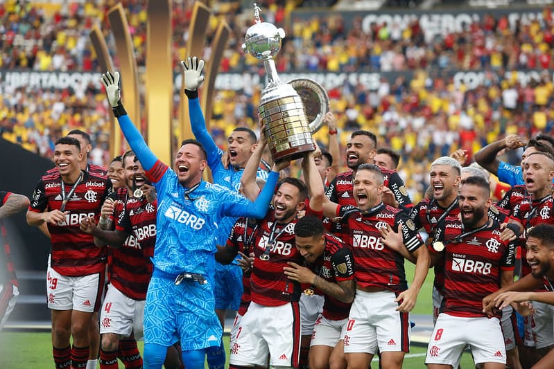 Diego Alves e Diego Ribas levantando a taça de campeão da Libertadores pelo Flamengo