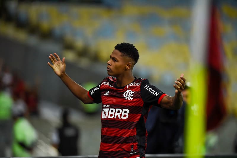 Matheus França comemorando gol do Flamengo no Maracanã