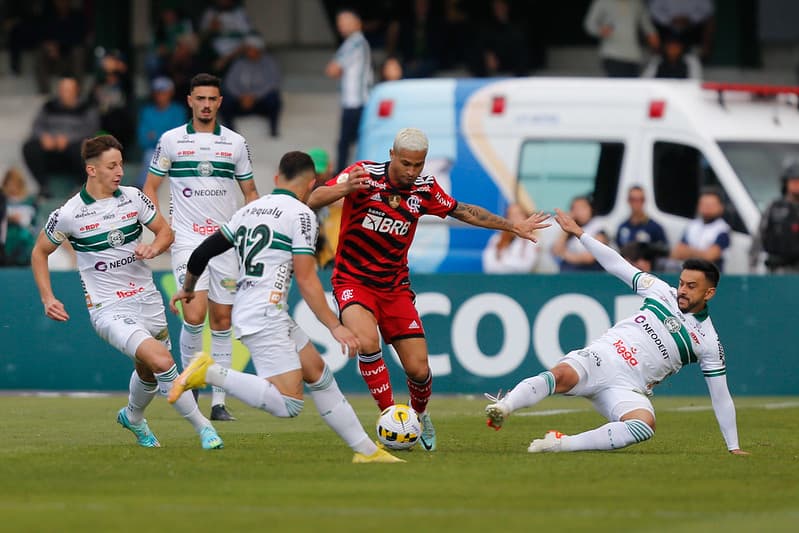 Volante aponta favorito para Flamengo x Coritiba: 'Ainda que sem técnico'